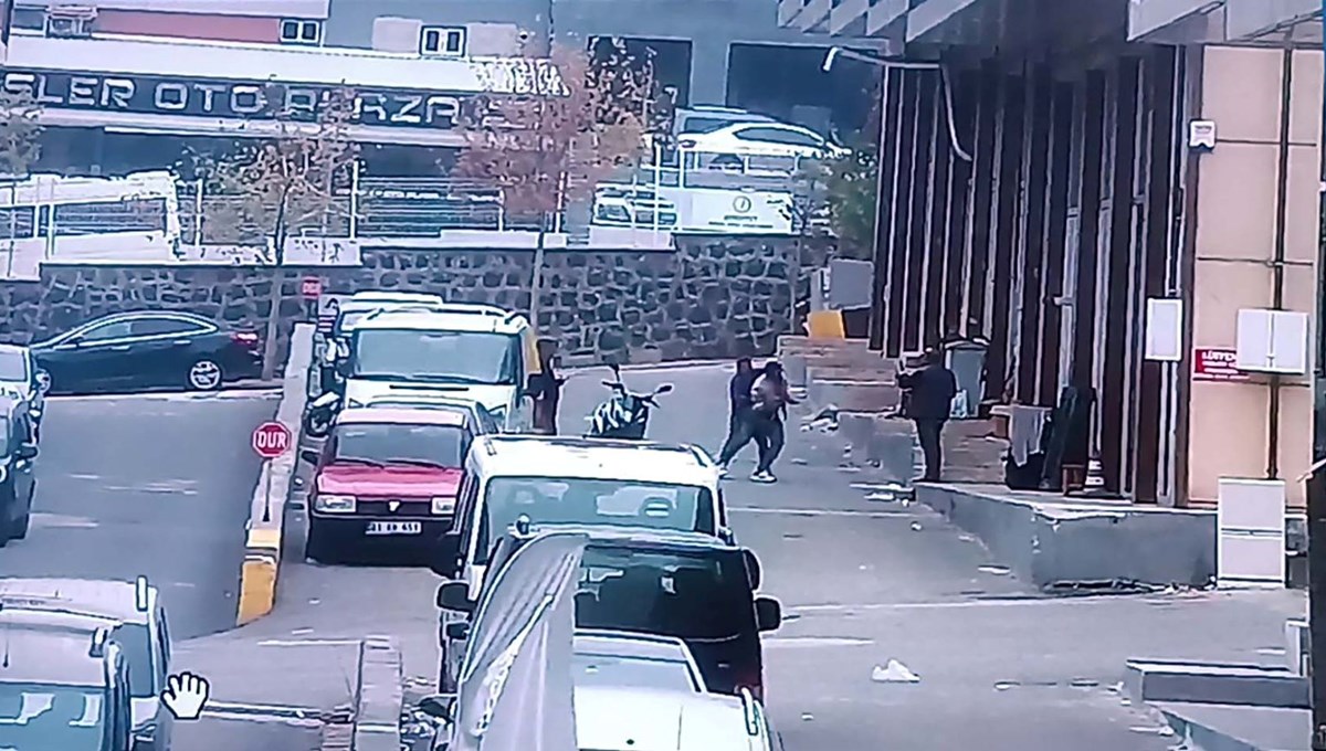Kargo firması kuryesi, tartıştığı müşterinin iş yerine böyle saldırdı Kargo firması kuryesi, tartıştığı müşterinin iş yerine böyle saldırdı