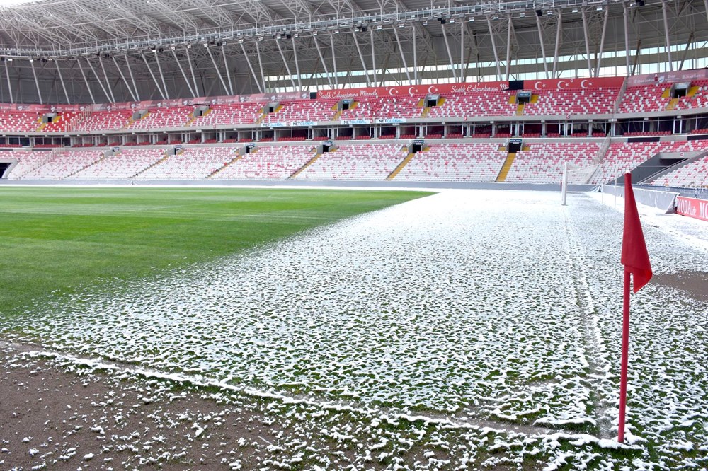 Sivasspor-Fenerbahçe maçı öncesi stadyum tabanı kısmen karla kaplandı 73 TsivVrP6 U6zBULkUiPyVw