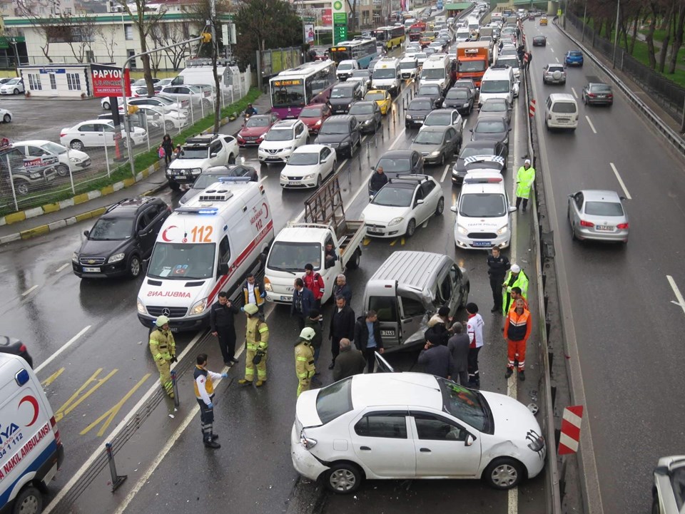 Üsküdar'da zincirleme trafik kazası: 2 yaralı - 1