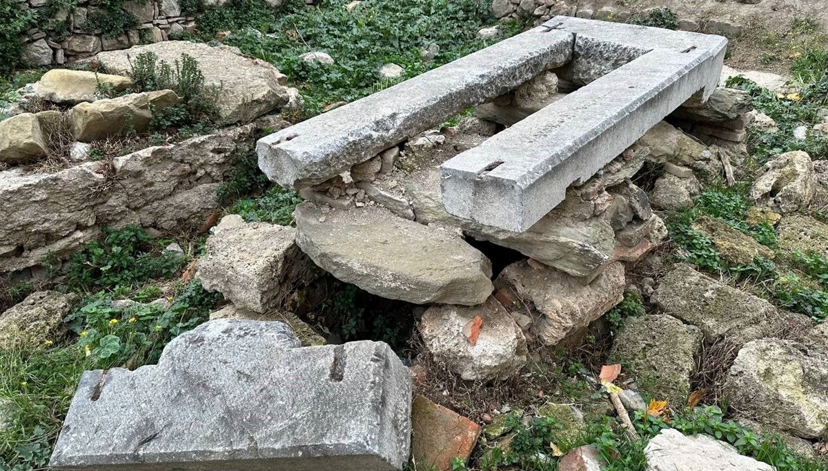 İznik'te tarihi mezarlık harabeye döndü: Turizmciler ayağa kalktı İznik'te tarihi mezarlık harabeye döndü: Turizmciler ayağa kalktı