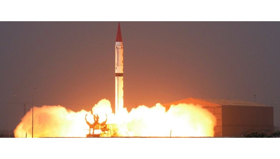 Pakistan uzun menzilli füze denedi