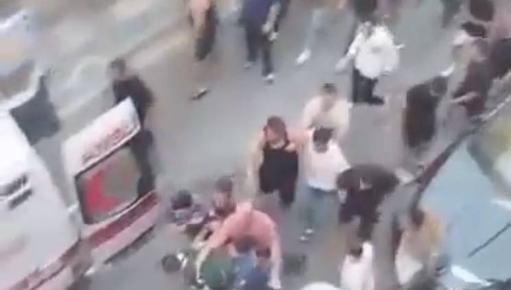 Kız arkadaşını bıçaklayan kişiye linç girişimi