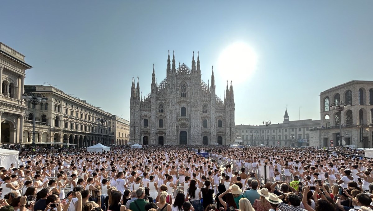 Milano'nun merkezinde 2300 kişi birlikte dans etti