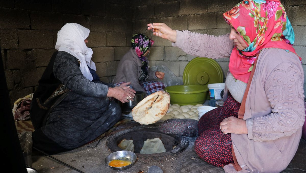 Sahur sofralarının vazgeçilmezi: Tandırda pişiriliyor