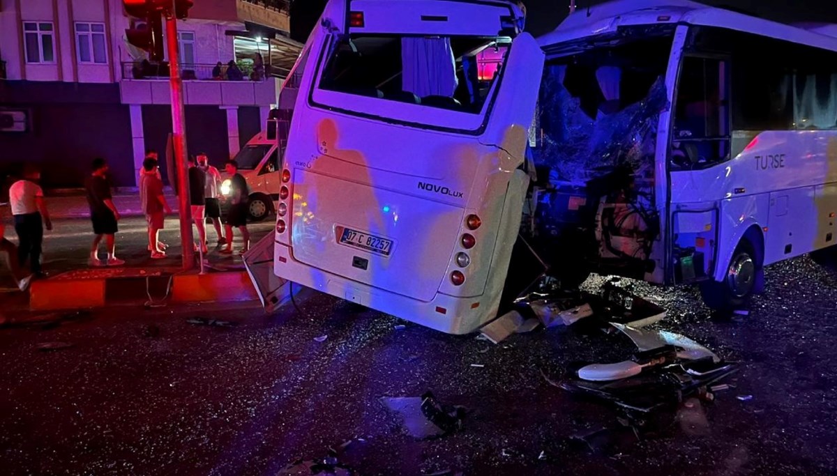 Antalya'da 3 midibüs çarpıştı