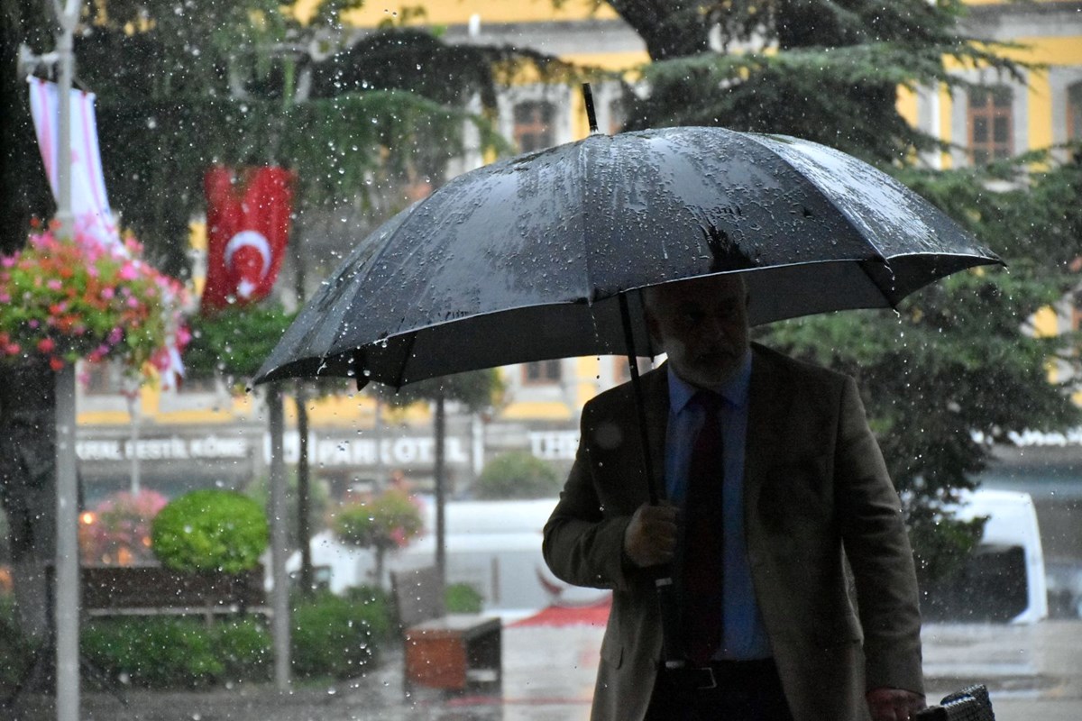 Meteoroloji'den 5 il için sarı kodlu uyarı: İstanbul'a yaz sağanakları geliyor (Bugün hava nasıl olacak?)