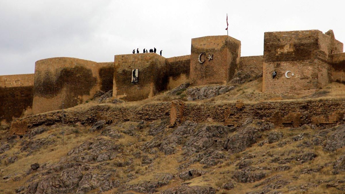 bayburt kalesi nde gun yuzune