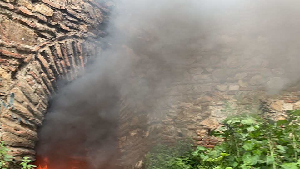 Bursa'da tarihi surlar tinerciler tarafından ateşe verildi - 1