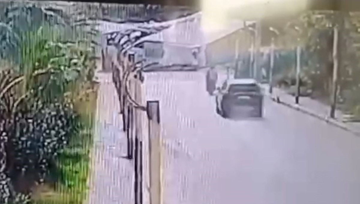 Antalya'da şoke eden olay kamerada: Gaspçıları cipiyle çarparak öldürdü Antalya'da şoke eden olay kamerada: Gaspçıları cipiyle çarparak öldürdü