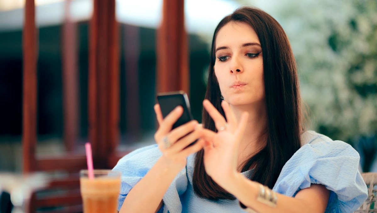 İngiliz psikolog uyardı! Partnerinizin eski sevgilisini stalklamak sizi hasta edebilir