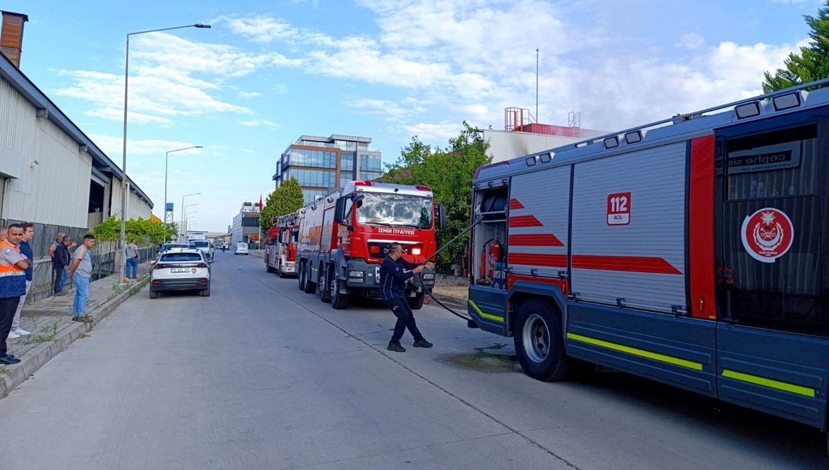 İzmir'de tekstil fabrikasında yangın İzmir'de tekstil fabrikasında yangın
