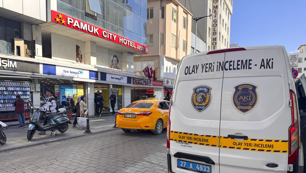 İş insanını otelinin önünde vurdular: Polis motosikletli saldırganları arıyor İş insanını otelinin önünde vurdular: Polis motosikletli saldırganları arıyor