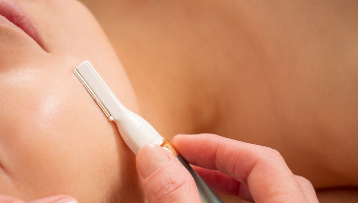 Yüz tüylerini usturayla almak sakıncalı mı? Marilyn Monroe ve Elizabeth Taylor'ın da favori yöntemiydi