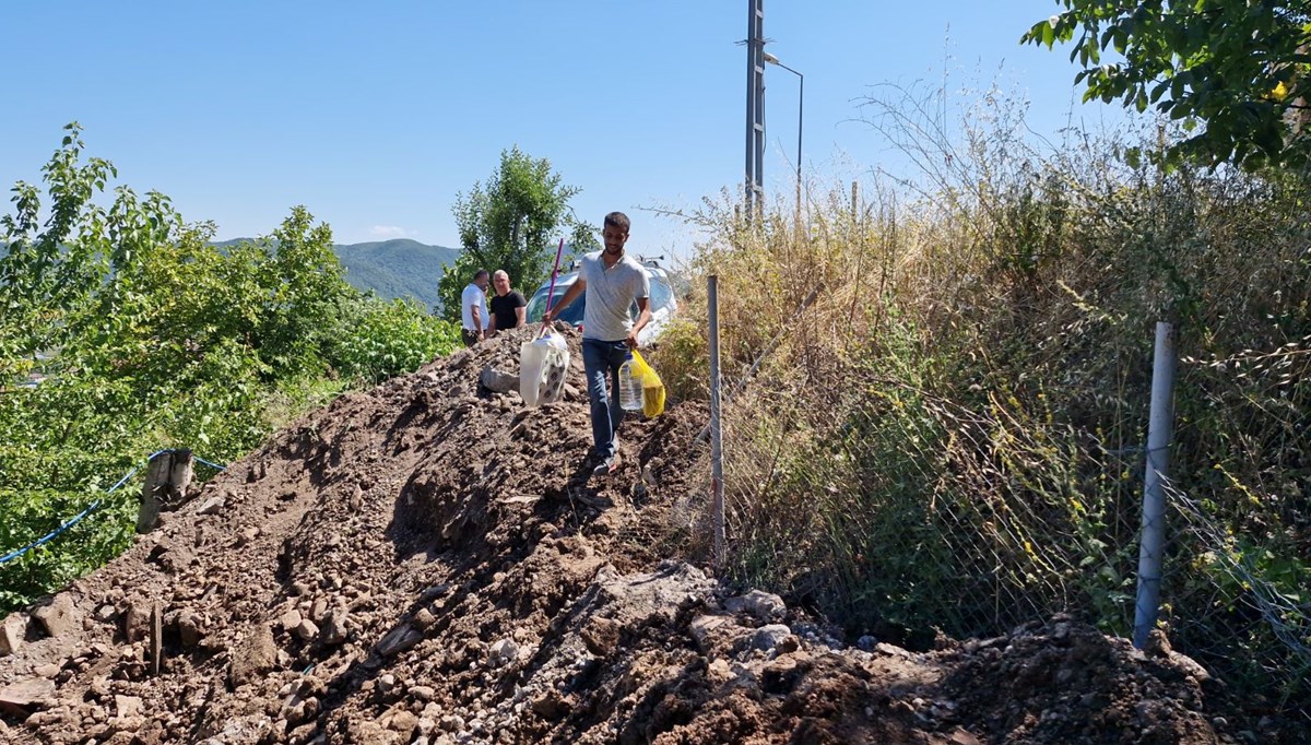 Arsasını ikiye bölen 60 dairenin ulaşım yolu kapattı: Gençler topraktan atlıyor, yaşlılar çıkamıyor