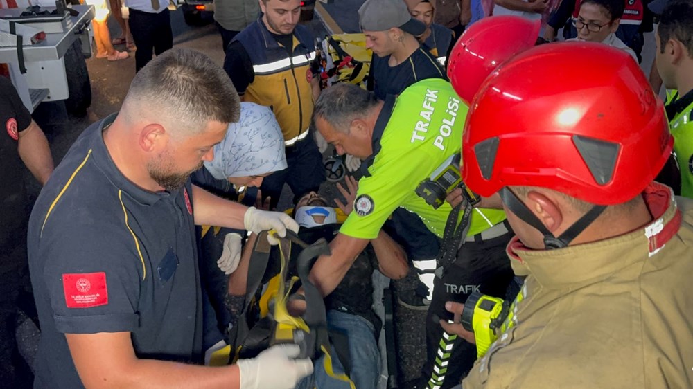 Önce otobüs ve otomobile çarptı, sonra başka bir otomobilin üzerine devrildi: TIR kazasında 1 kişi yaralandı - 8