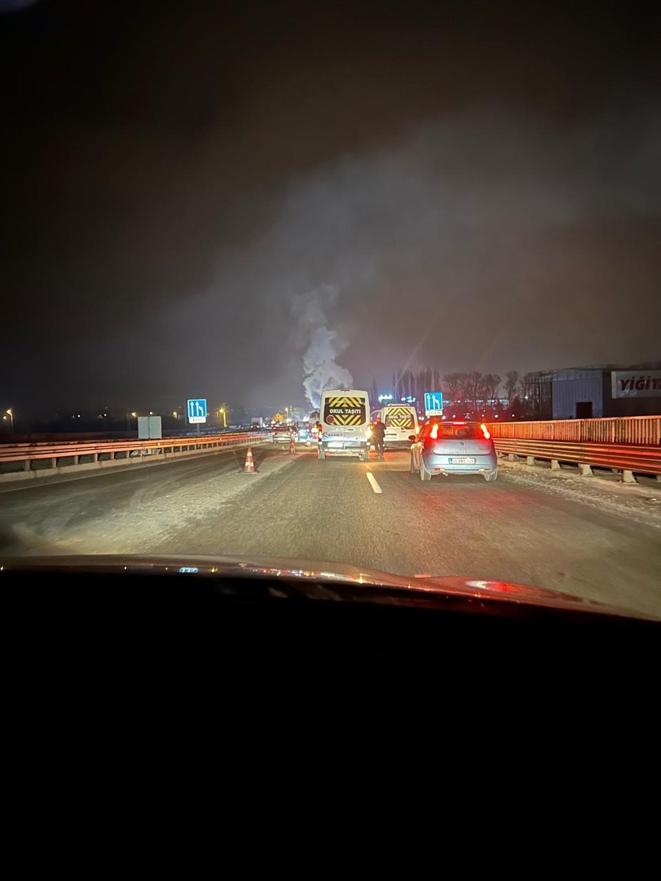 Ankara'da takla atan araç alevlere teslim oldu: 2 yaralı - 2