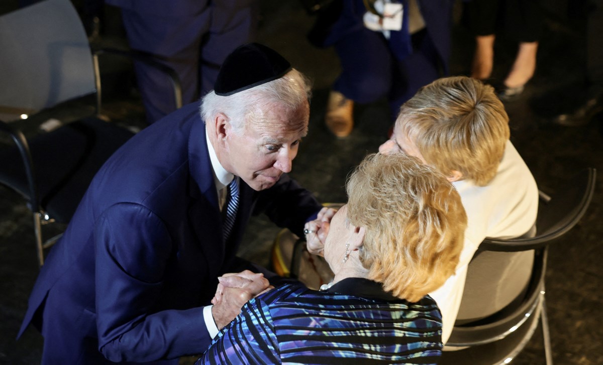 Biden, ziyareti sırasında ayrıca Holokost’tan kurtulan 2 kadın ile sohbet etti.