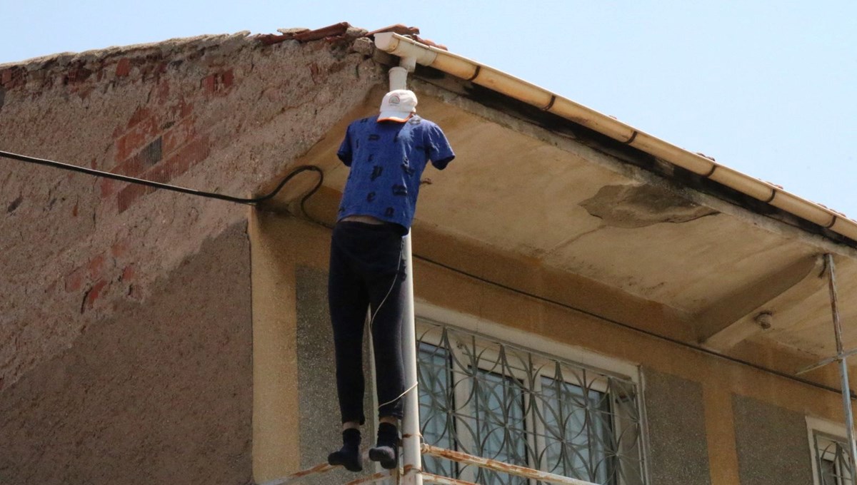 İlk başta ceset sandılar:  Kıyafet giydirip 2 katlı evin balkonuna astılar
