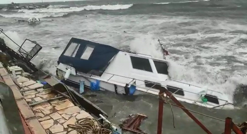 Balıkesir Ayvalık'ta fırtına: 30 tekne battı - 13