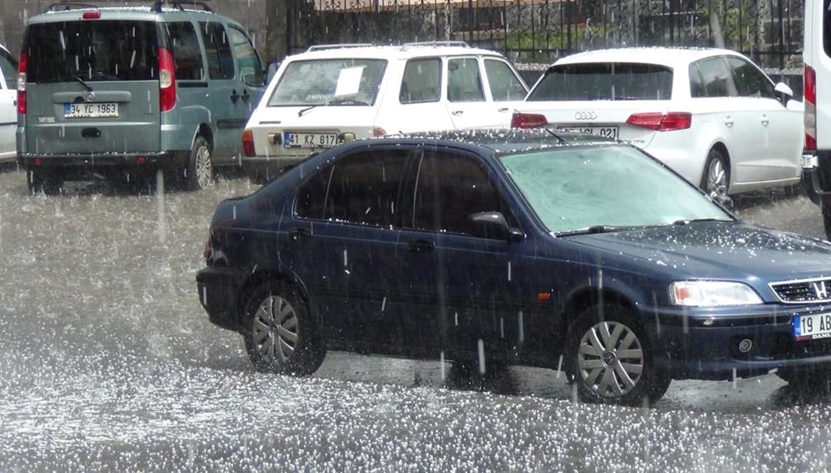 Kars’ı dolu vurdu: Cadde ve sokaklar göle döndü