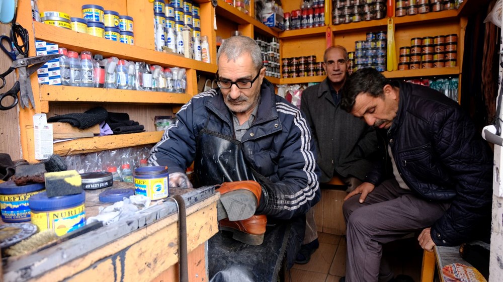 Bedensel engelli baba, ayakkabı boyacılığı yaparak 7 çocuğunu büyüttü - 2