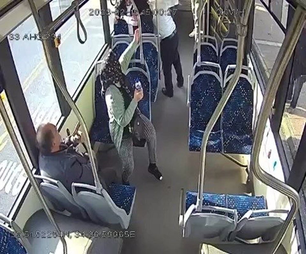 Belediye otobüsünde dehşet anları: Lise müdürü ile oğlu tartıştıkları yaşlı çifti dövdü - 1