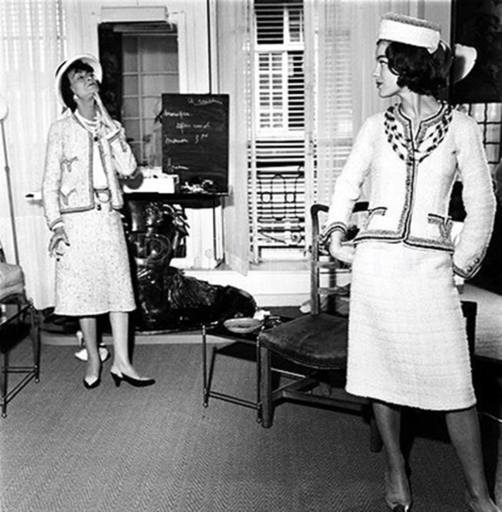 Коко шанель что должно быть в гардеробе. Коко Шанель 1954. Коко Шанель 1920е. Коллекция Коко Шанель 1954. Coco Chanel твидовый костюм.