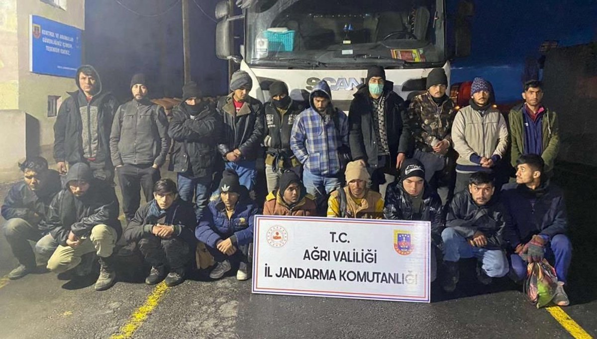 Ağrı'da 19 kaçak göçmen yakalandı Ağrı'da 19 kaçak göçmen yakalandı