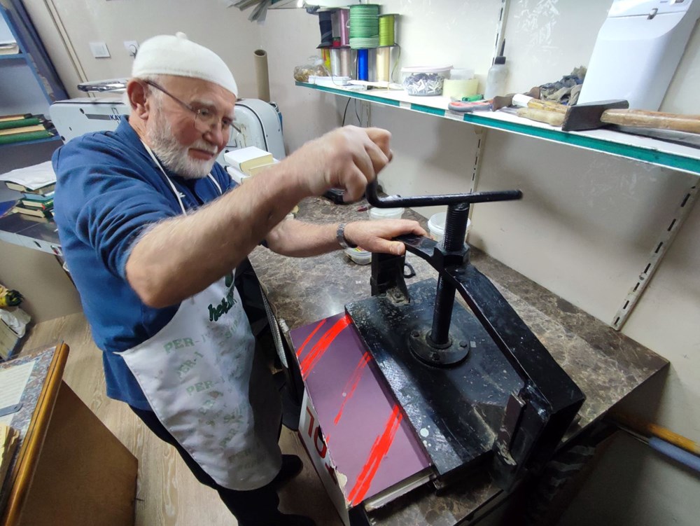 Mahmut Amca'nın 70 Yıllık Tutkusu: Ciltçilik Bir Gönül İşi 73 TzrUXoAjm0OjOMotqGLeDg