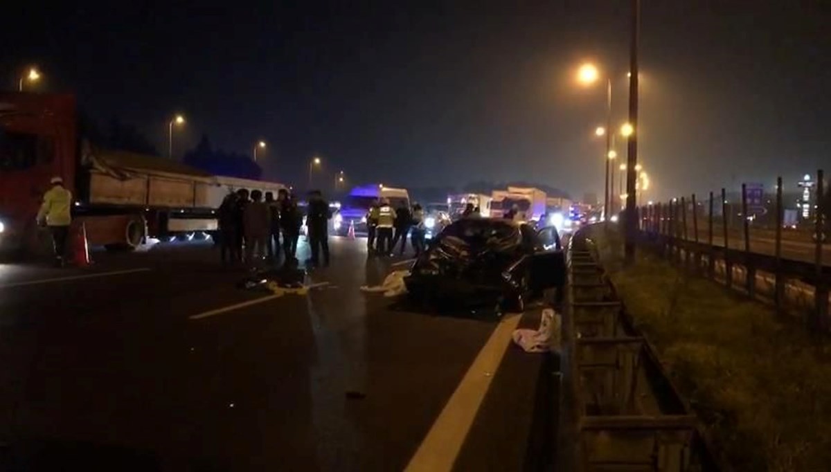 TEM Otoyolu'nda feci kaza: Otomobil yayalara çarptı, 5 kişi öldü TEM Otoyolu'nda feci kaza: Otomobil yayalara çarptı, 5 kişi öldü