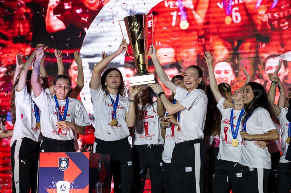 Galataport'ta şampiyonluk kutlaması | Filenin Sultanları tarihi zaferi vatandaşlarla kutladı - 17