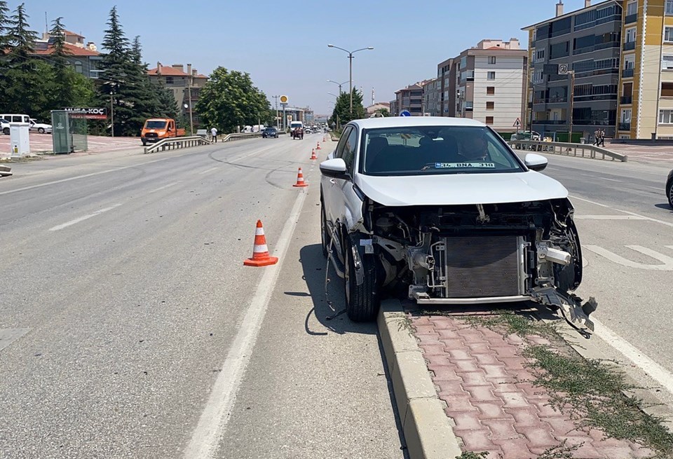 Beton mikseriyle temas eden araç refüje savruldu - 1