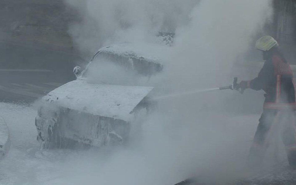 Fatih’te seyir halindeki bir otomobil alev alev yandı - 2
