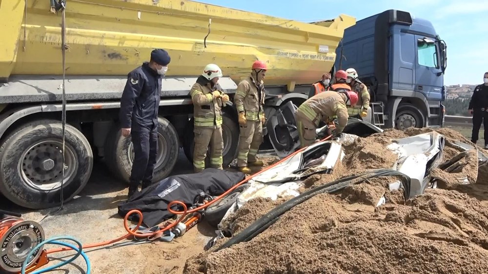 TEM'de kum yüklü hafriyat kamyonu otomobilin üzerine devrildi: 1 ölü - 3