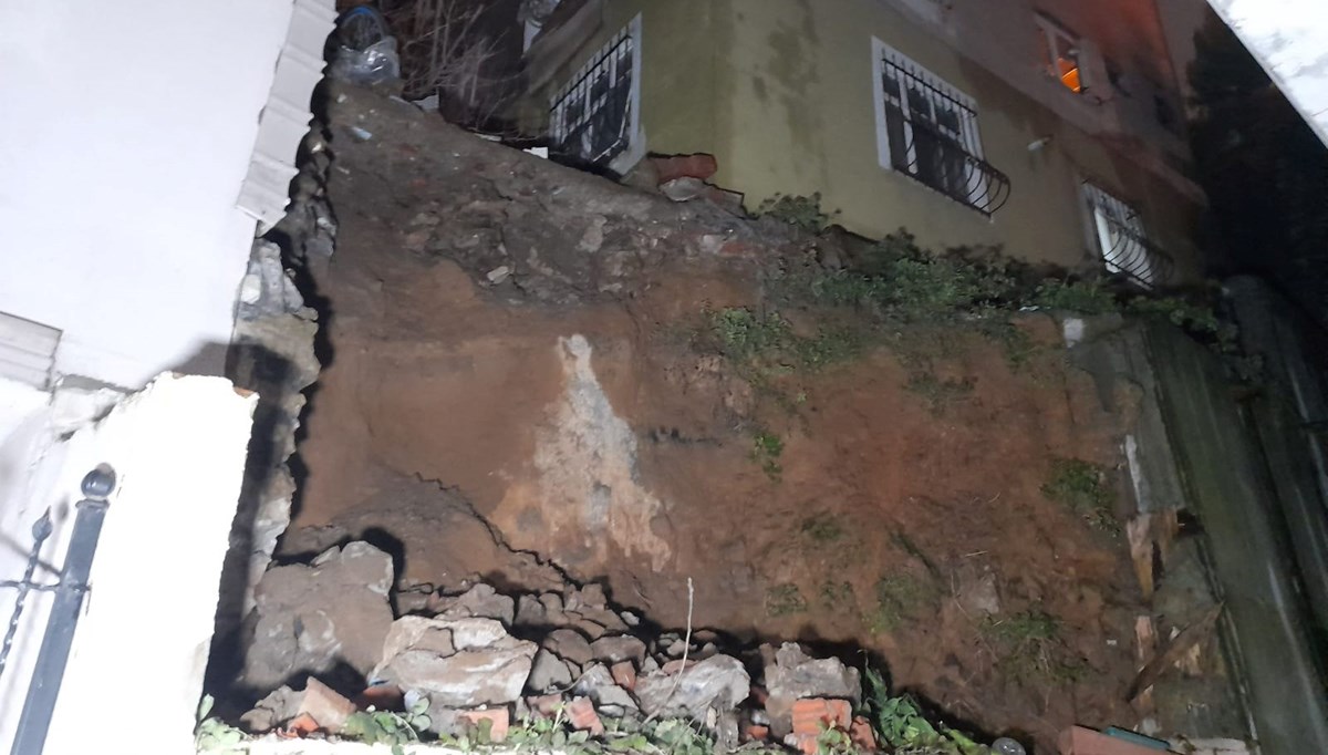 Eyüpsultan’da 3 katlı binanın istinat duvarı çöktü
