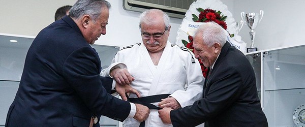 Prof. Dr. Bingür Sönmez judoda kara kuşak sahibi oldu