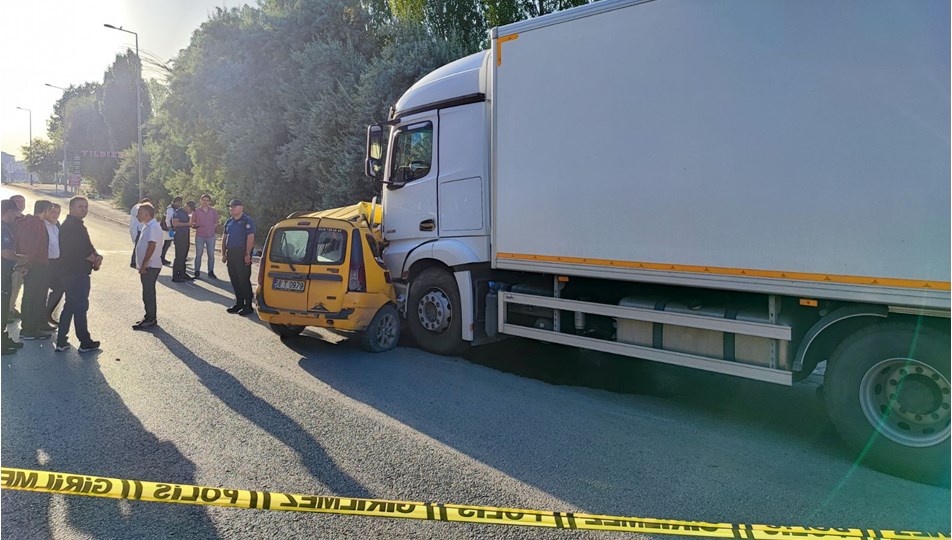Kamyon ile ticari taksi çarpıştı: 4 ölü, 1 yaralı
