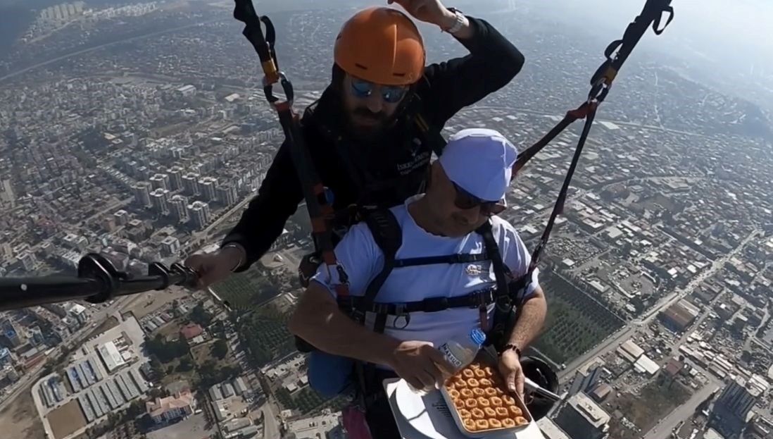 Amanos dağlarından atlayıp yamaç paraşütünde baklava yaptılar