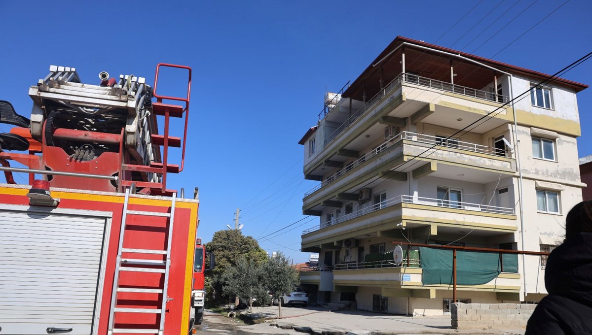 Hatay'da apartmanın çatı katında yangın