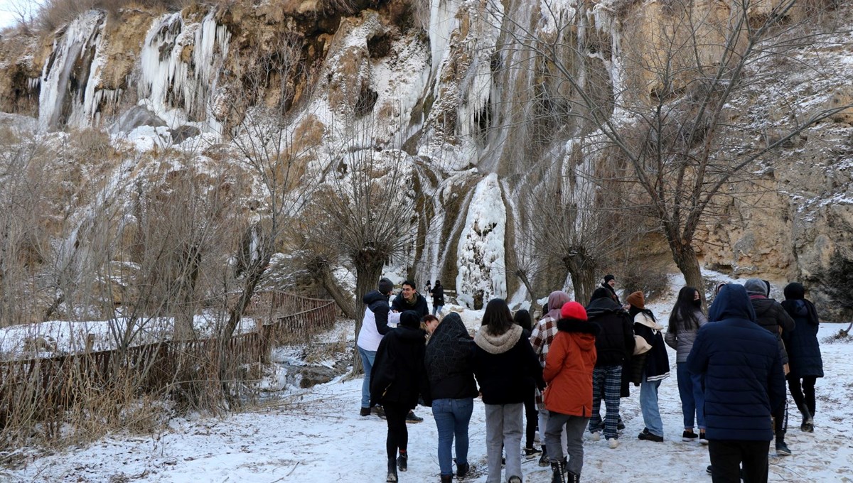 Buz tutan Girlevik Şelalesi'nde 2 metrelik buz sarkıtları oluştu