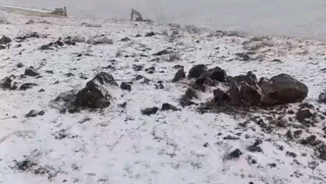 Türkiye'nin en yüksek yerleşim yerlerinden biri: Mevsimin ilk karı düştü