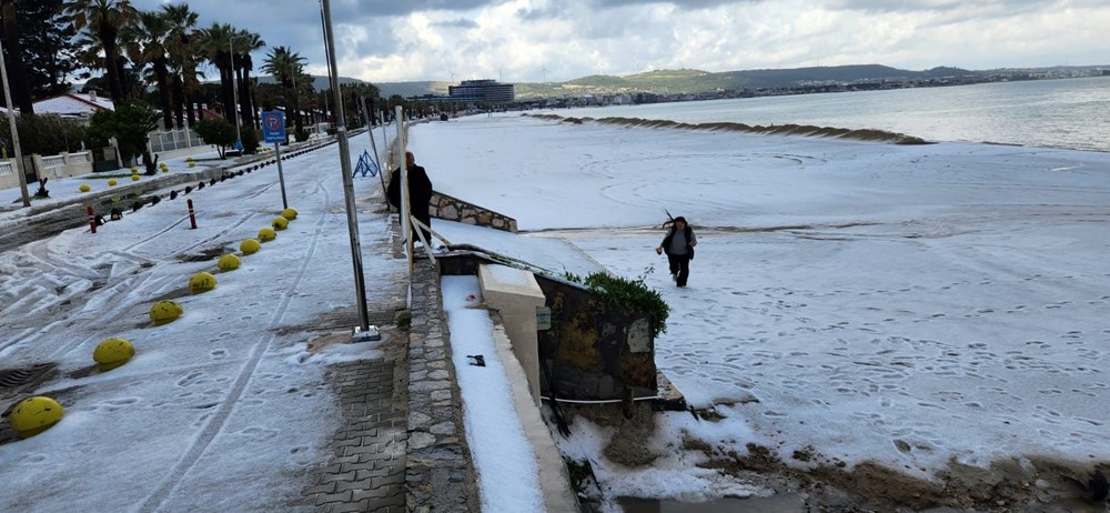 Dolunun etkili olduğu Çeşme'de plajlar beyaza büründü - 7