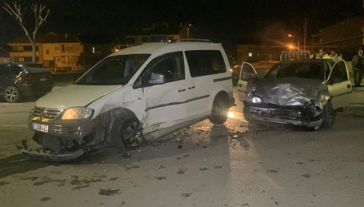 Karaman’da hafif ticari araçla otomobil çarpıştı: 3 yaralı Karaman’da hafif ticari araçla otomobil çarpıştı: 3 yaralı