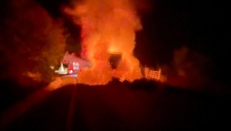 Seyir halindeki kamyonet alev alev yandı