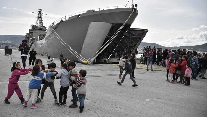 Merkel Yunanistan'daki çocuk göçmenleri alıyor Merkel Yunanistan'daki çocuk göçmenleri alıyor