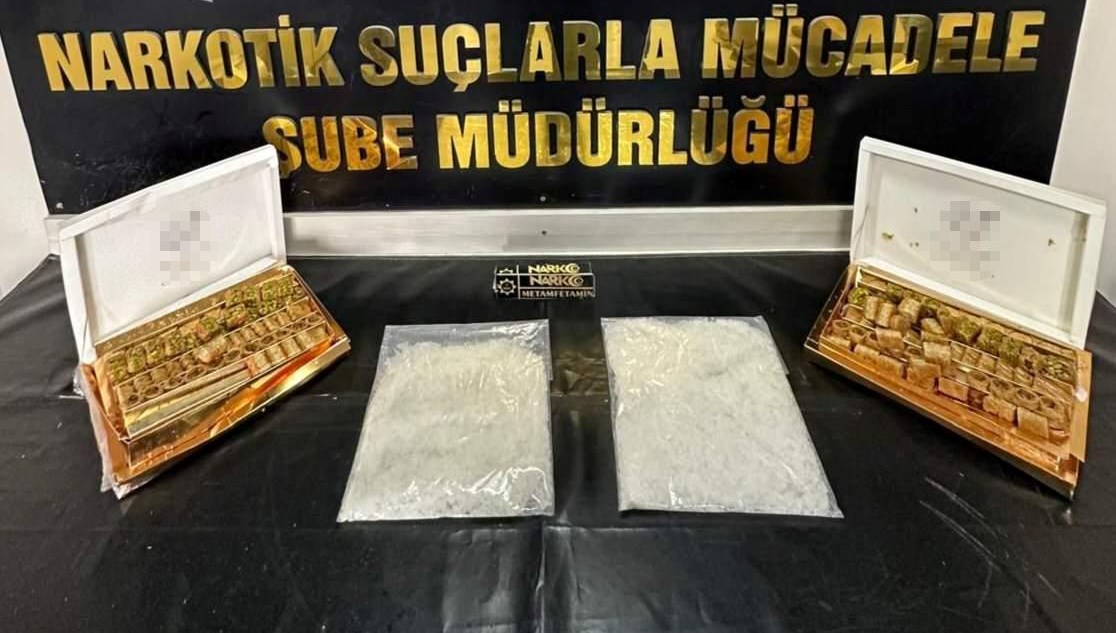 Tatlı kutusundan 1,5 kilo uyuşturucu çıktı