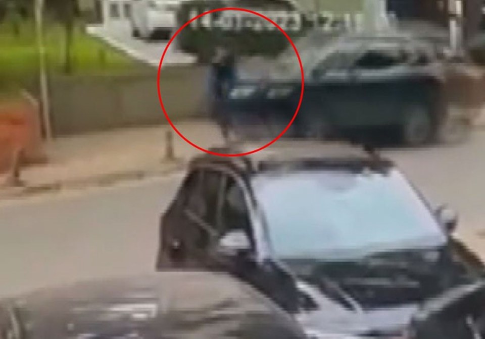 Kadıköy'de otomobil yayaya çarpıp takla attı - 1