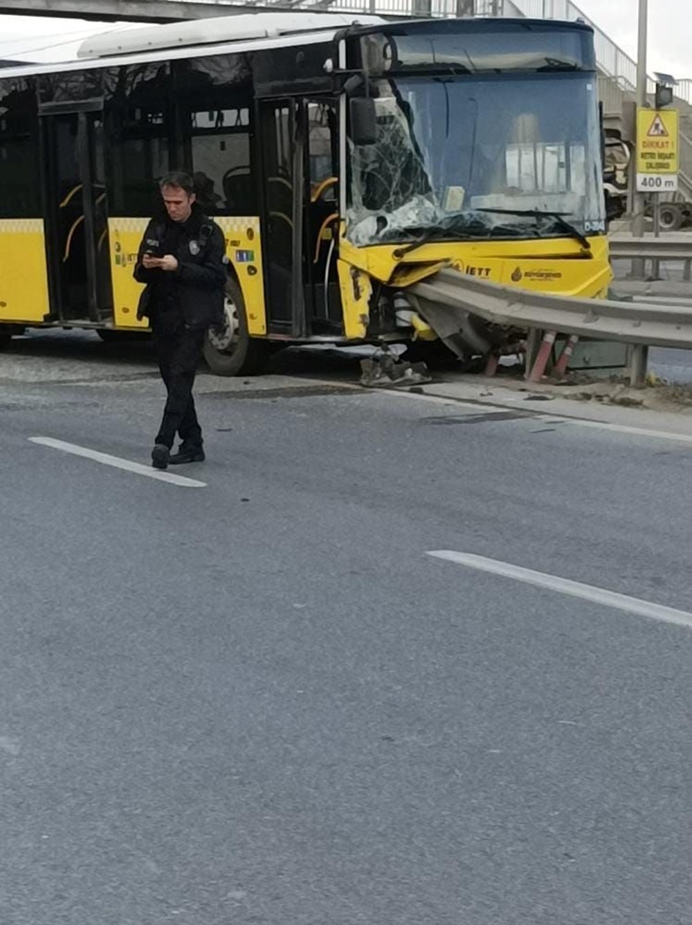 İETT otobüsü bariyerlere ok gibi saplandı - 4