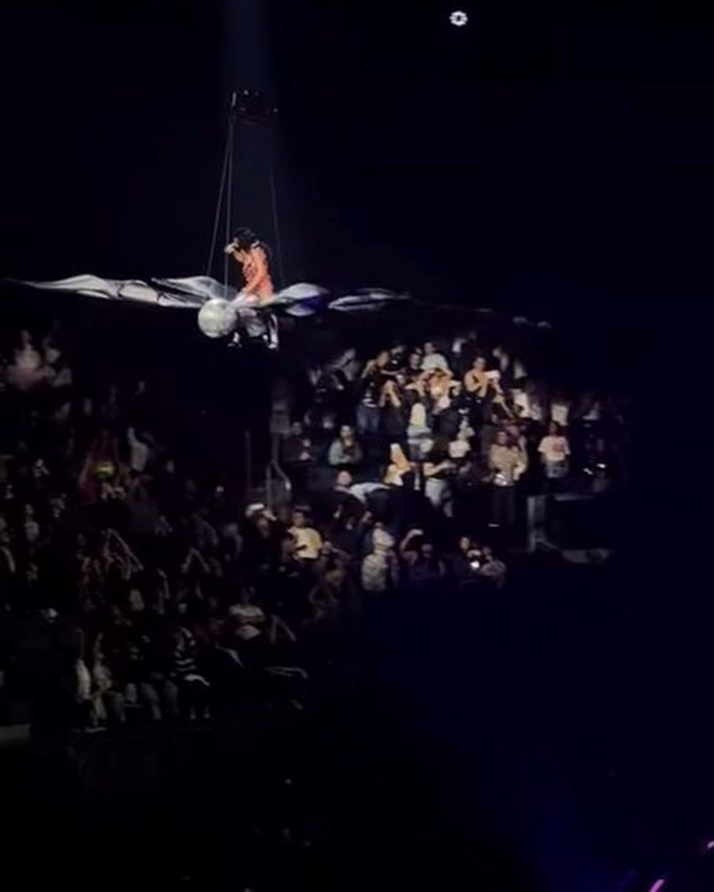 Katy Perry konserinde korkutan anlar: Düşme tehlikesi atlattı - 2