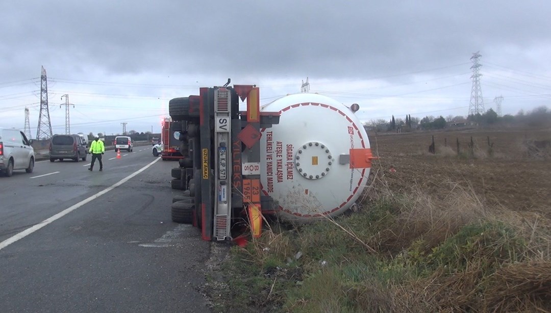 Silivri'de gaz yüklü tanker devrildi: 2 yaralı